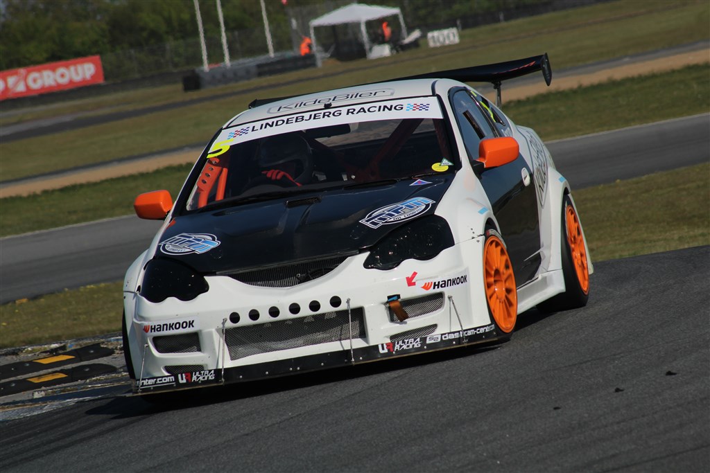 Det var desværre endnu en kort weekend for Jakob Borum. Vi må håbe at teknikken snart spiller for den ellers hurtige japaner – altså, det er Honda’en at vi snakker om.
(Foto: JJ Media)